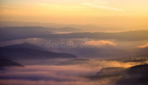 在一个多姿多彩的雾天早晨俯瞰群山