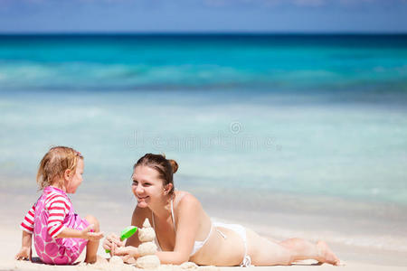 母女俩玩沙子