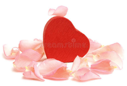 玫瑰花瓣红色心形礼品盒图片