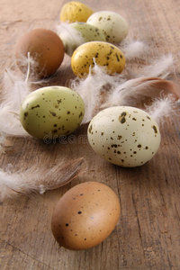 木桌上有斑点的复活节彩蛋