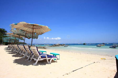 海滩上的椅子和雨伞