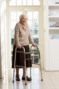 老年妇女使用步行架