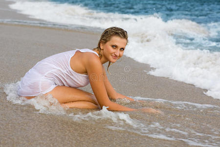 海滩上的金发女郎。