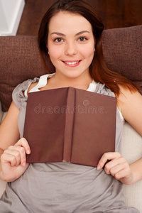 微笑着拿着书的年轻女子