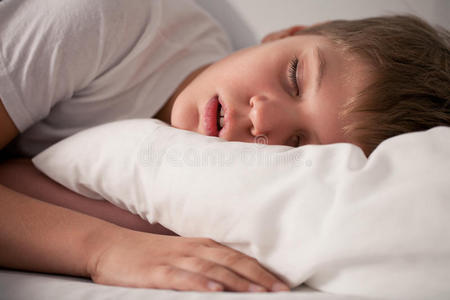 小男孩张嘴睡觉照片