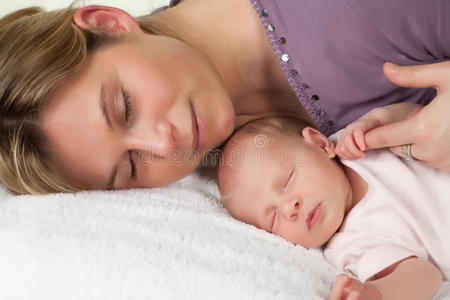 熟睡的母亲和婴儿