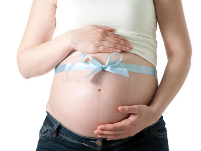 年轻孕妇的肚子和蓝丝带