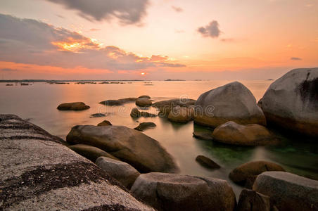 岩石海滩日落