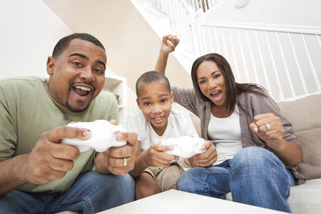 有趣的美国黑人家庭玩电子游戏