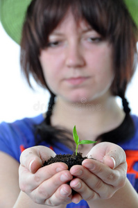 手拿植物的园丁