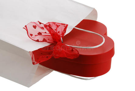红色蝴蝶结心形白色礼品包特写图片