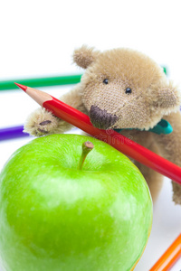 泰迪熊苹果和铅笔