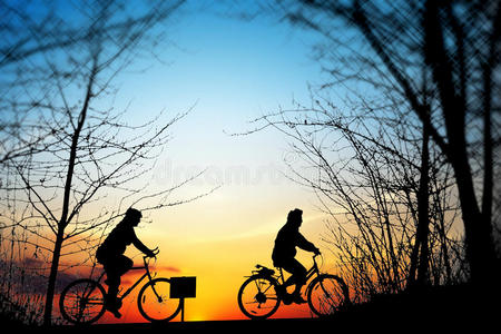 日落骑自行车旅行