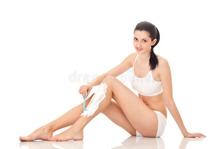 女人用泡沫刮腿毛图片