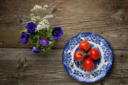 鲜花和鲜番茄盘照片