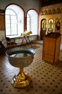 祭坛旁的圣水洗礼池照片