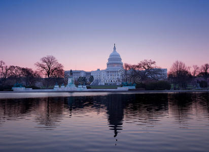华盛顿国会大厦圆顶后的日出