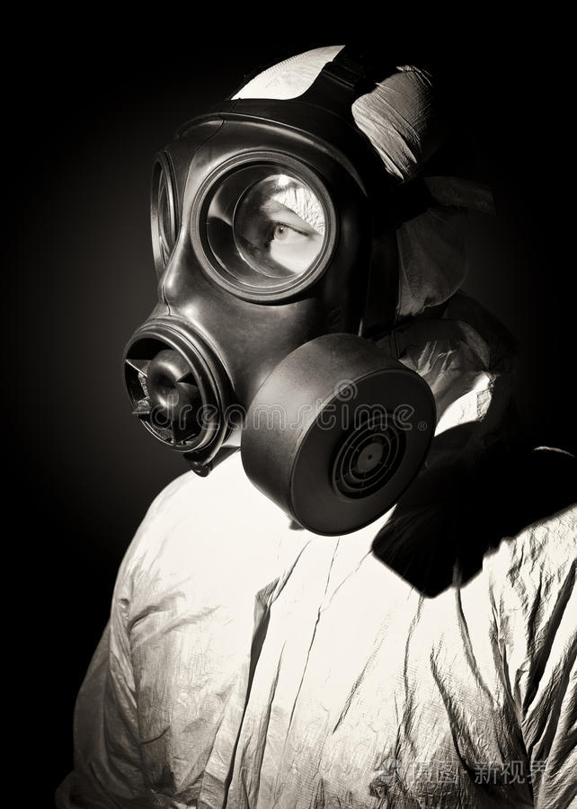 戴防毒面具的人