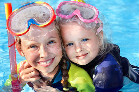 在游泳池里学习浮潜的孩子们。