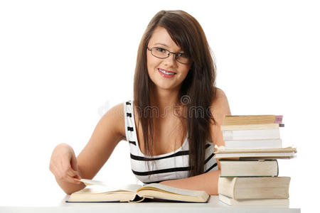 有很多书要学的年轻女学生。