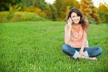 坐在绿色草坪上的女人