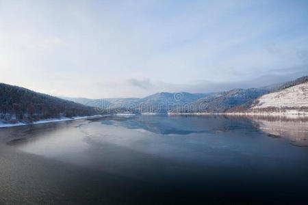 德国哈兹山脉的冬季湖泊