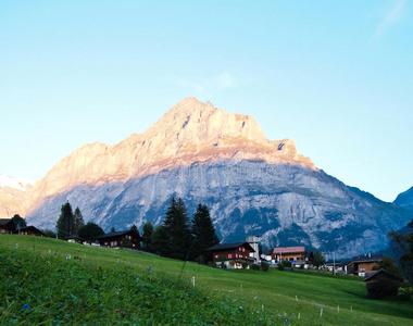 少女峰背景的瑞士乡村景观