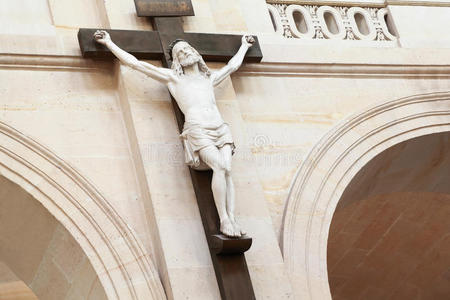 基督钉十字架挂在庙里的柱子上照片