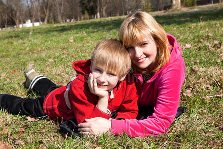 母亲和儿子在公园的草地上