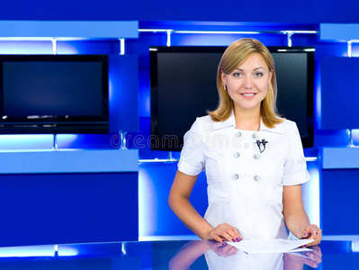 女主播电视演播室的电视女主播照片