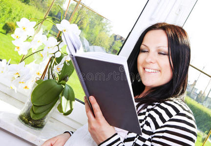 妇女在家看书
