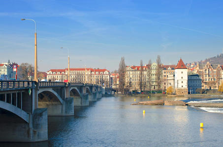 美丽的布拉格桥梁和码头