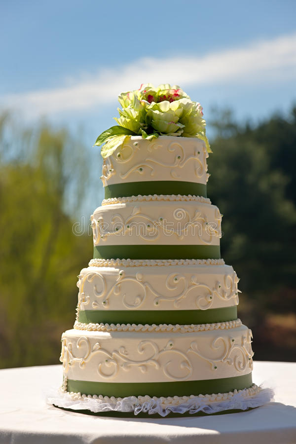 花园布置的四层婚礼蛋糕