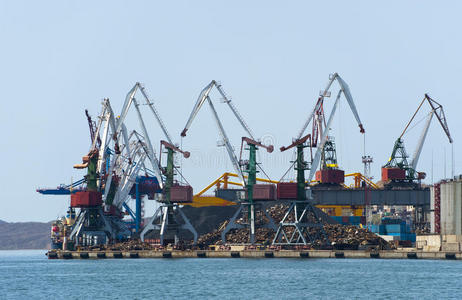 俄罗斯海参崴货运港码头