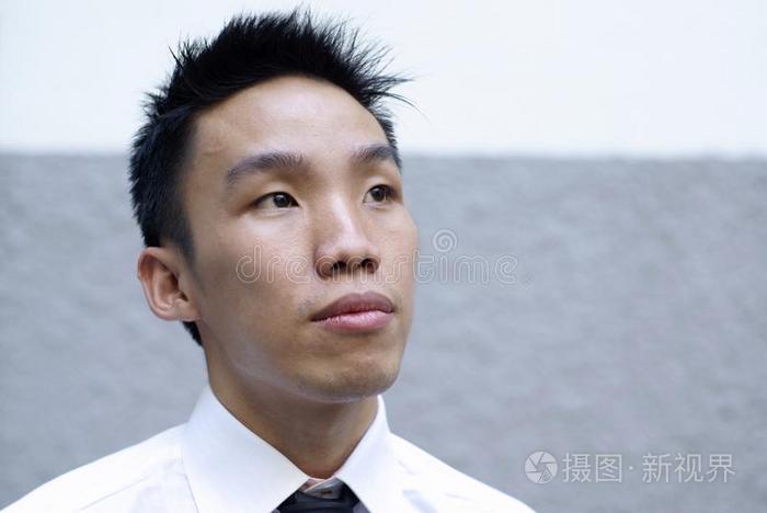 有抱负的亚洲男性高管抬头看
