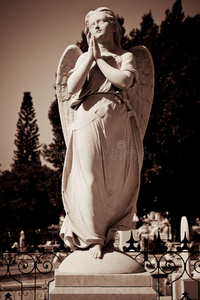 天使雕像祈祷
