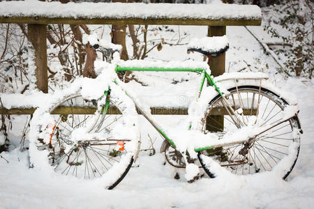 雪地里的自行车