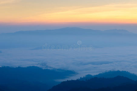 泰国花南当清晨的雾山图片