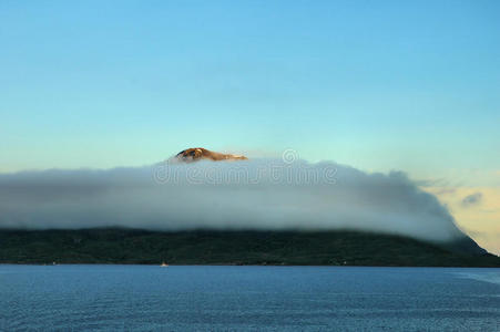 云层密布的山地海岸