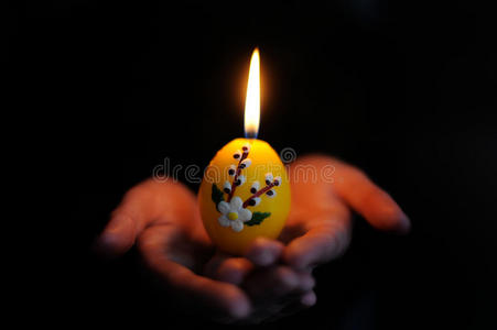手中的复活节蜡烛