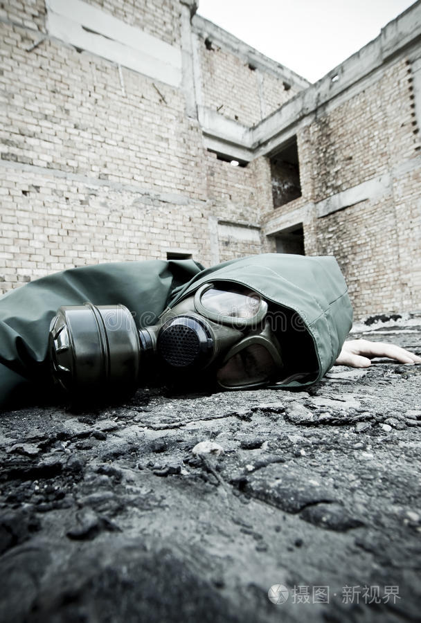 戴防毒面具的人