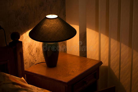 特写镜头 阴影 浪漫的 照明 书桌 傍晚 照亮 房间 灯罩