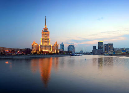 莫斯科之夜。莫斯科河。乌克兰酒店。