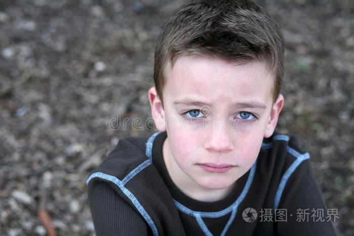 孩子可怜的孩子可爱男孩愁眉苦脸特写可爱的小男孩在黄色背景上摆姿势