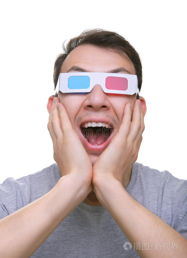 带着3d立体眼镜的孤独惊异的年轻人