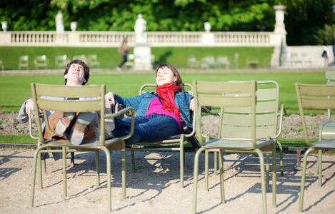 卢森堡花园里的法国年轻夫妇