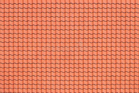 有红瓦屋顶的建筑物, 很多树.五彩缤纷的天空.