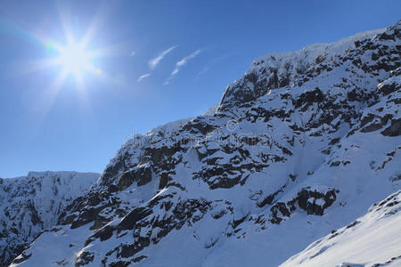 太阳和白雪覆盖的山峰