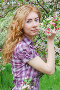 苹果花间红发女子