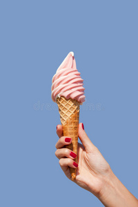 草莓冰淇淋筒